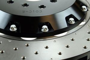 VAL MELLAN BORRAD ELLER SLITSAD BROMSSKIVA VID KÖP AV D2 BROMSKIT