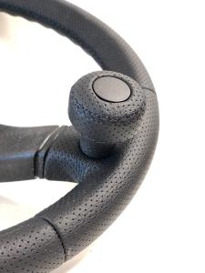 Perforerat läder på hela ratten