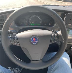 Perforerat läder på halva ratten