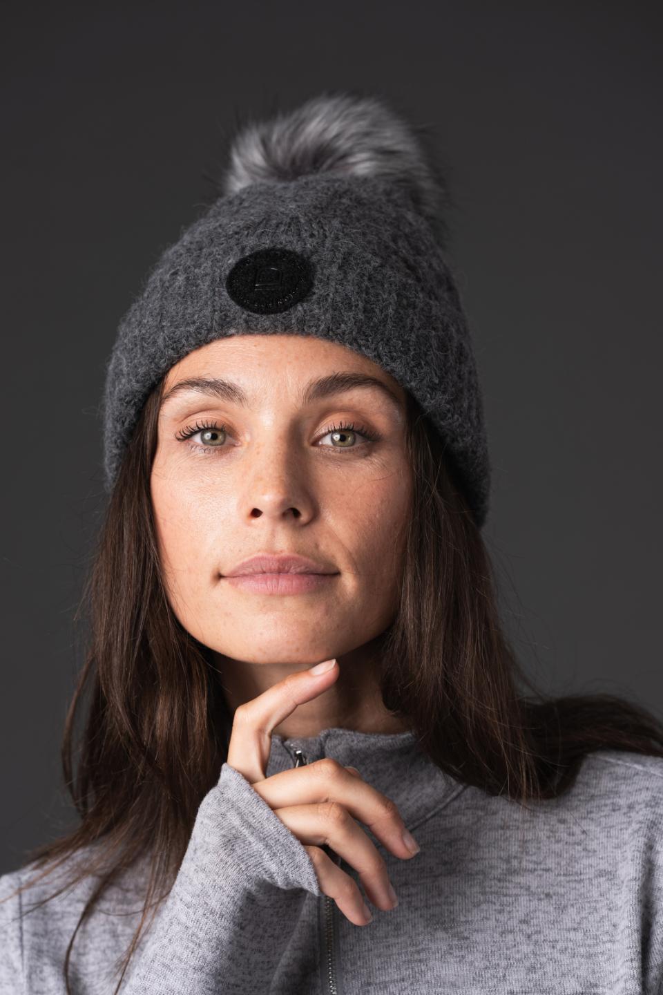 Equipage Vasili stickad mössa med Pompom Asphalt