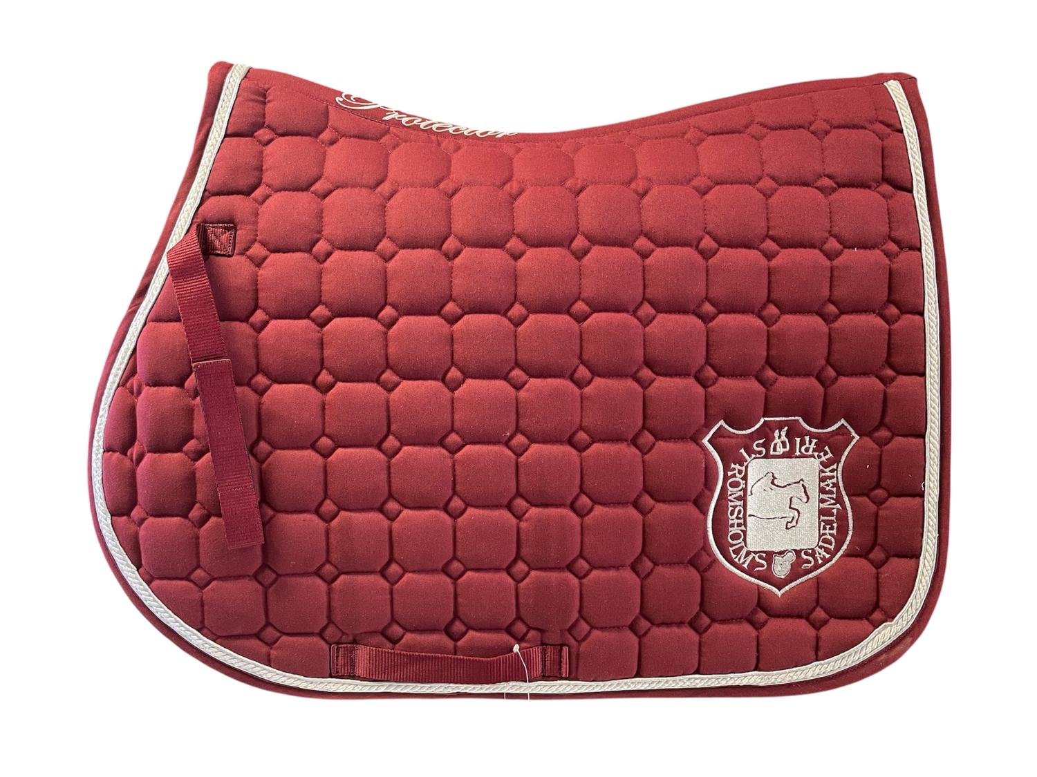 Strömsholms Sadelmakeri Team Schabrak Vinröd Full