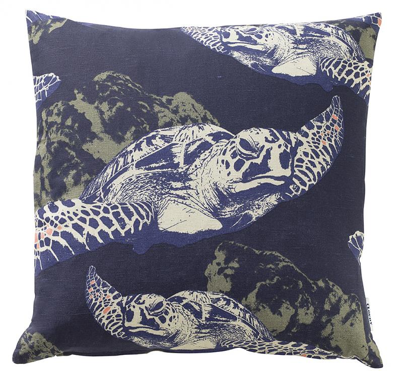 Studio Lisa Bengtsson mönstrad design kudde sköldpadda hav 50x50