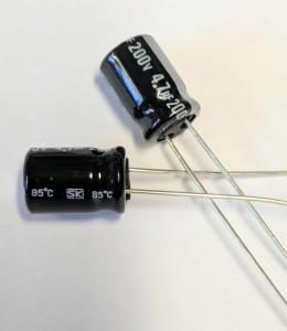 Kondensator  4,7uF 200V, Stående