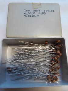 0.68pF 250V Keramisk kondesator ca 100 st i låda