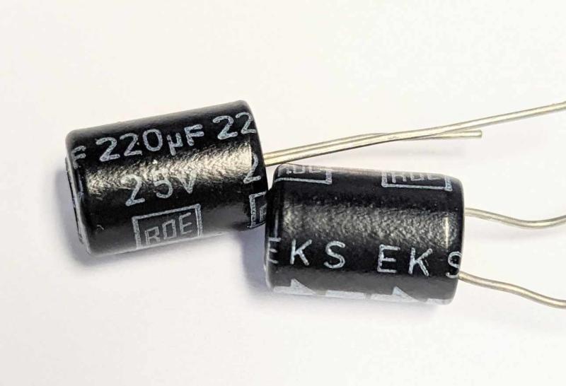 Kondensator 220uF 25V 