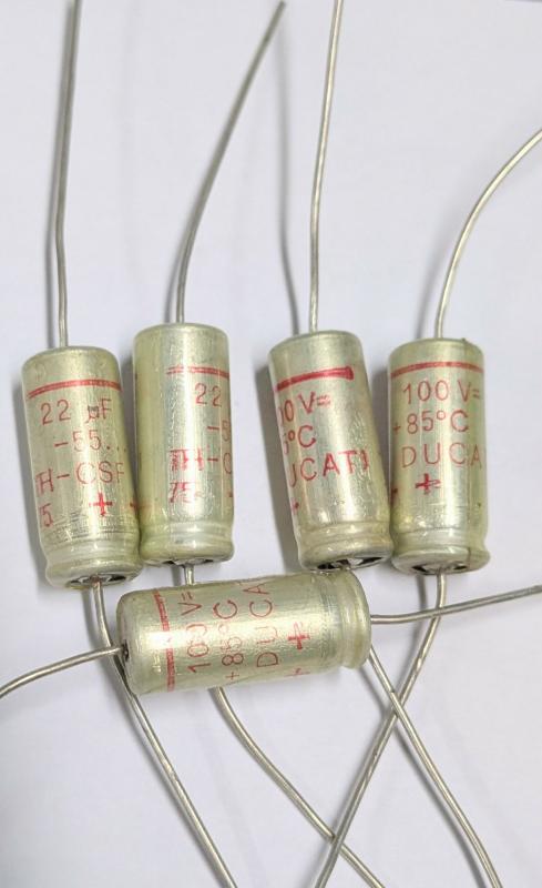 Kondensator 22uF 100V  5st liggande 