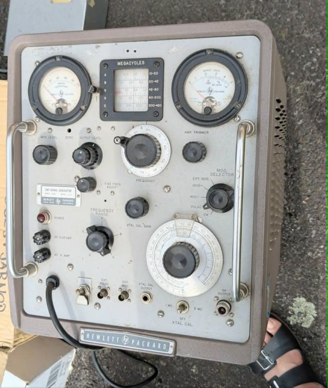 VHF signal generator Model 608B Hewlett Packard, Carlifonia