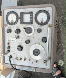 VHF signal generator Model 608B Hewlett Packard, Carlifonia