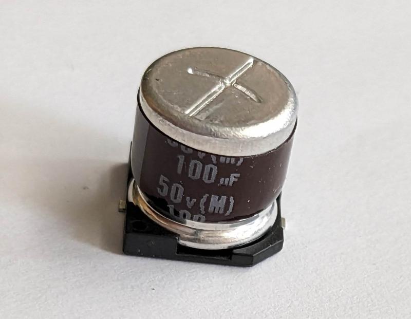 Kondensator elektrolyt 100uF 50V SMD