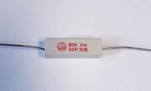 Motstånd trådlindat keramiskt fodral; 25 Ohm 5W 10%; VTM 208