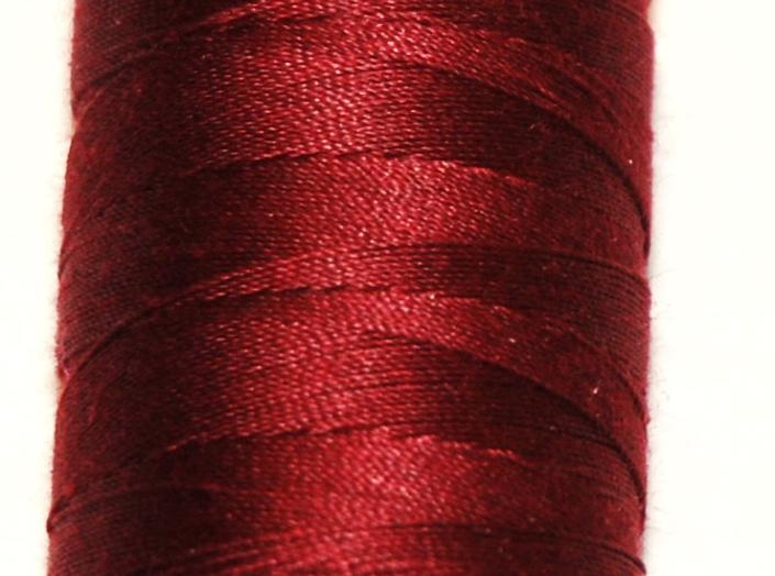 Kapelltråd Vinröd 300m – Slitstark polyestertåd för kapell