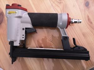 Tryckluftsdriven klammerpistol