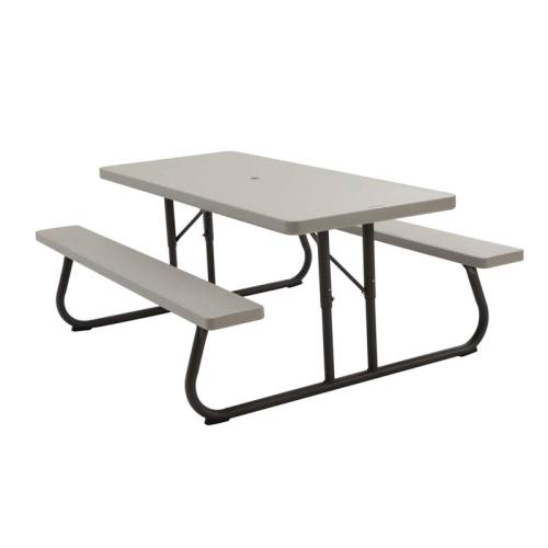 Bild av ett ljusgrått bänkset med bord, perfekt för utomhusbruk. Setet är stilrent och funktionellt, designat för att rymma flera personer.