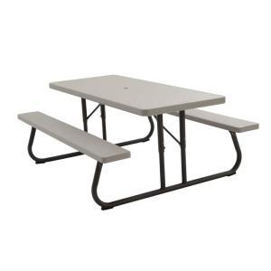 Bild av ett ljusgrått bänkset med bord, perfekt för utomhusbruk. Setet är stilrent och funktionellt, designat för att rymma flera personer.