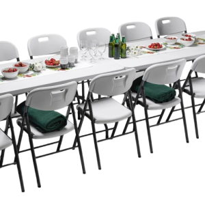 Kalasstolen, fällbar stol med vit formpressad ABS-plast och mörkgrått antirostbehandlat stålunderrede i uppdukad miljö