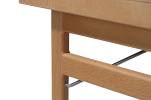 närbild låsmekanism bord med träfiberskiva