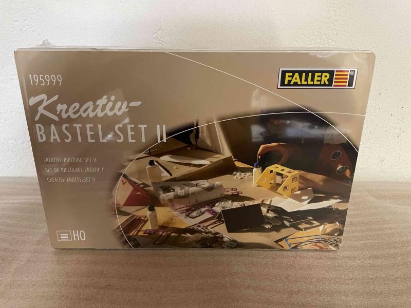 FALLER 195999 Byggnad Hus med träd, häck och bil