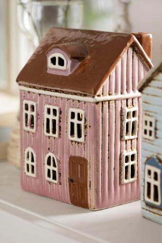 Huslykta Thorhavn Böjd Kvist Brunröd Dörr