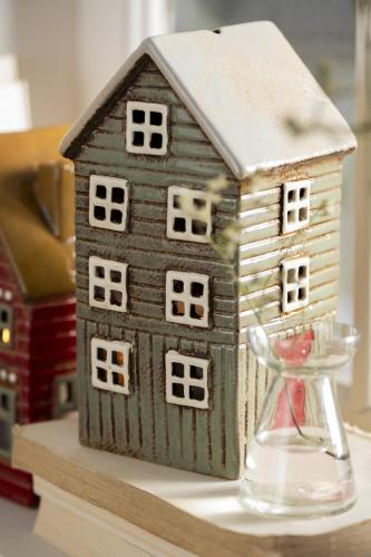 Huslykta Thorhavn Röd Dörr På Sidan