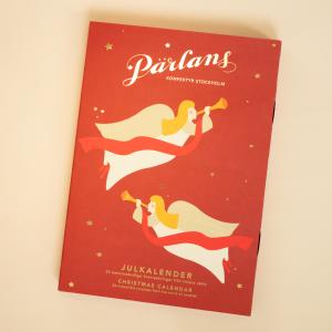 Röd julkalender från Pärlans med blandade kolor.