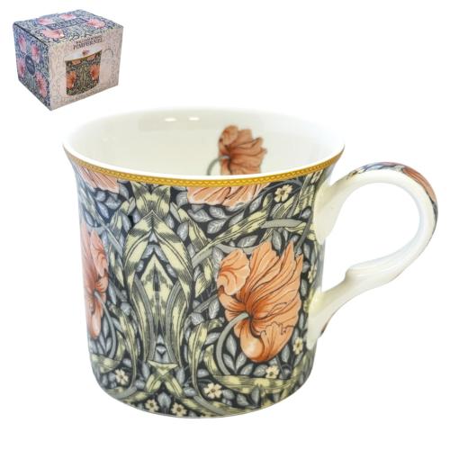 En kaffemugg med grönt mönster och inslag av aprikosa blommor.