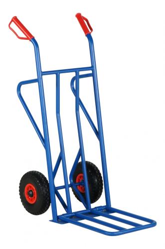 Stor blå kärra med vit bakgrund