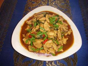 Pad Grapao med kyckling (Stark basilika wok)