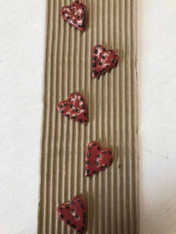 Incomparable Buttons små röda hjärtan