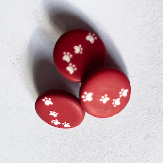 röd knapp med tassavtryck 15 mm