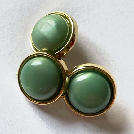 "Guldknapp" med grön pärla,12mm