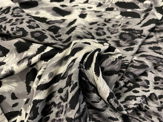 Leopardmönstrat modetyg i viskos, svart/vit