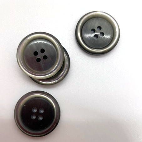 Mörkgrå knapp med ljusare färg på kanten 22 mm
