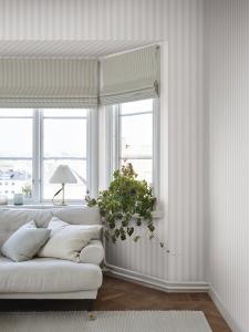 Tapet GUSTAV LIGHT GRAY från Sandbergs, randig i ljust gråbeige och offwhite med guldprickar
