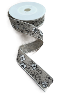 Textilband, linnefärgad med tryckta blommor i vitt och svart med vit ståltrådskant
