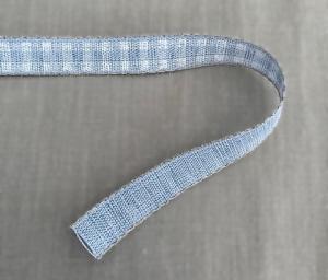 Textilband, melerad ljusblå med vitt tryckt rutmönster på ena sidan