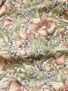 Metervara THEO, William Morris inspirerat blommönster, beige/grön