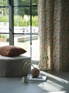 Gardinlängd Theo, William Morris inspirerat blommönster, Stl: 2st 135x280cm