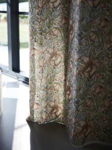 Metervara THEO, William Morris inspirerat blommönster, beige/grön