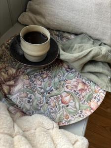 Bricka THEO rund laminatbricka diameter 38cm, William Morris inspirerat blommönster, beige/grön