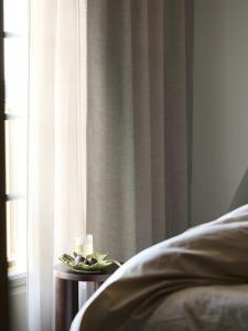 Gardin Sten, melerad med struktur, mörkläggande effekt. Stl. 2x130x280cm, Linnebeige