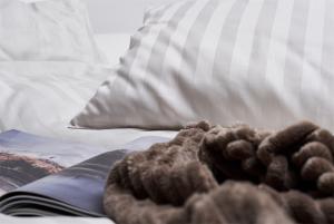 Örngott MIRAGE stilig vävd rand med hotellkänsla i skön satin i vitt