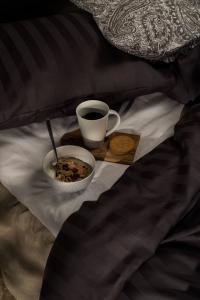 Bäddset MIRAGE KINGSIZE, stilig vävd rand med hotellkänsla i skön satin i mörkgrått