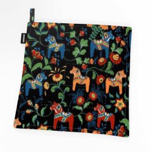 Grytlapp LEKSAND MINI, 22x22 cm med små dalahästar, svart