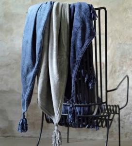 Pläd NOAH med härliga tofsar, guld