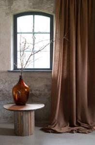 Gardinlängd BROOKLYN, extra lång, enfärgad i cognacsfärg i tyg med struktur