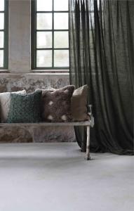 Gardinlängd BROOKLYN, enfärgad i mörkgrönt i tyg med struktur