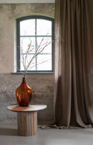 Gardinlängd BROOKLYN, enfärgad i nougatbrunt i tyg med struktur