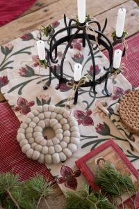 Grytunderlägg RULLE tillverkad i tovad ull i linnefärg