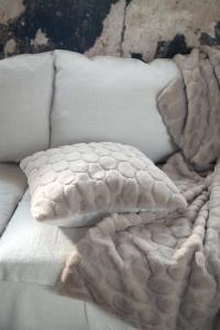 Kuddfodral SENSE, ovaler, mjuk och skön, linnefärg, 48x48cm