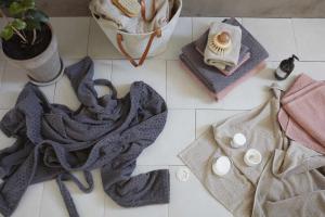 DIAMOND, Badlakan och handduk, enfärgad frotté i lyxig velour med rutmönster i mörkgrått